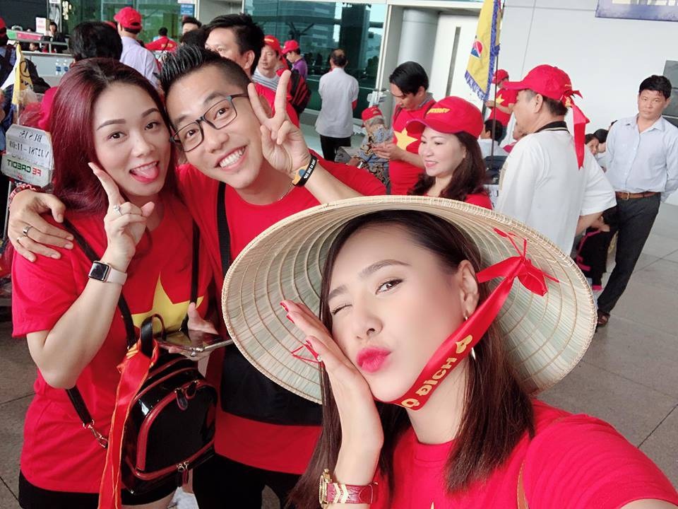 Xuân Bắc, Tự Long “nhận họ” với Đức Chinh cùng dàn sao cổ vũ tuyển Việt Nam - 6 “Thay avatar cờ nước, viết cái gì cũng phải thêm hashtag #VietNamVoDich vào. CĐV ta có một kiểu hô khẩu hiệu rất lạ kỳ. Cứ một người hô Việt Nam, đám đông hô lại “vô địch”. Đá với... Campuchia, Lào cũng hô Việt Nam vô địch. Đá giao hữu với Olympic Brazil cũng Việt Nam vô địch, đá tranh huy chương Đồng cũng Việt Nam vô địch… Nhưng bây giờ, cơ hội vô địch đang đứng trước mắt chúng ta. Một cơ hội rõ ràng, sáng tỏ., Bích Trâm chia sẻ.