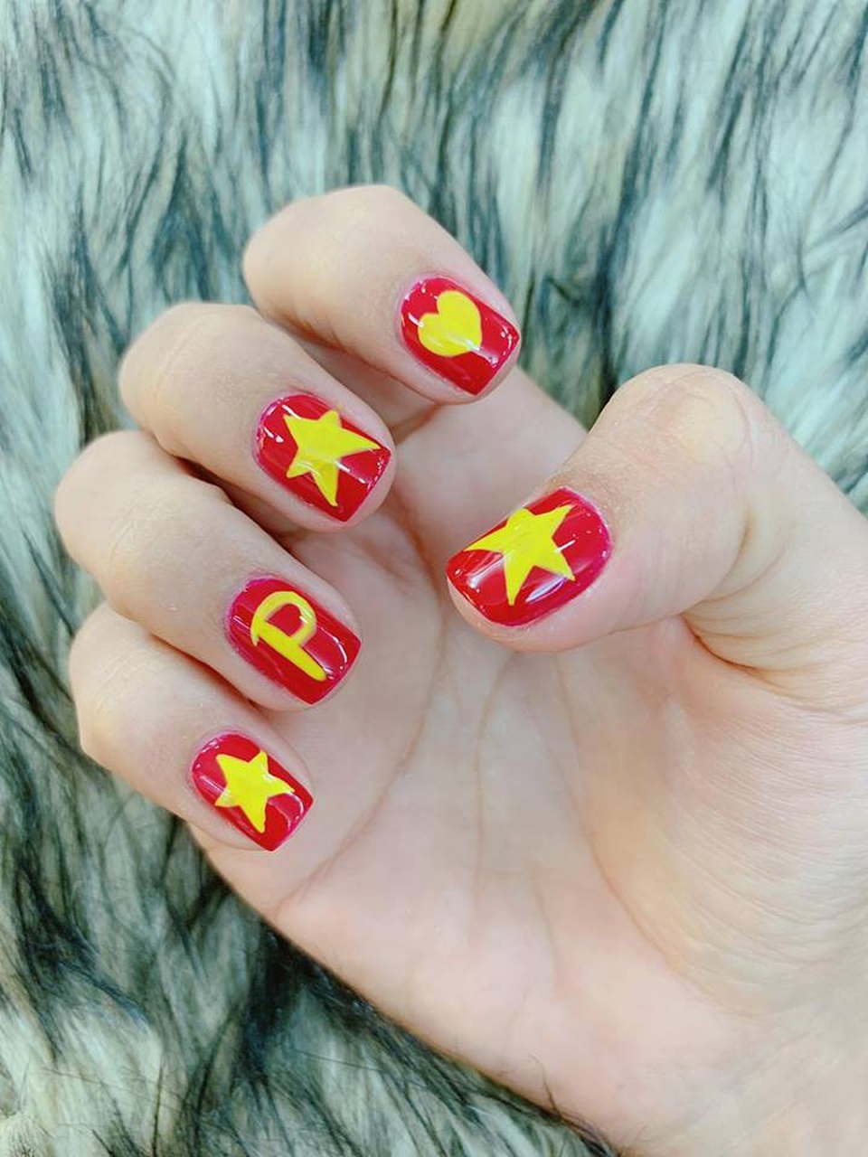 Xuân Bắc, Tự Long “nhận họ” với Đức Chinh cùng dàn sao cổ vũ tuyển Việt Nam - 10 Người đẹp còn hài hước khoe đánh móng tay đỏ với dòng chữ H và P để “đi gặp Quang Hải, Công Phượng”.