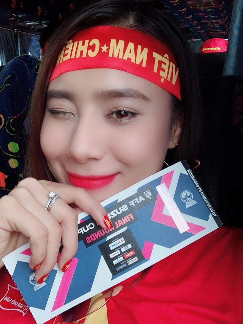 Xuân Bắc, Tự Long “nhận họ” với Đức Chinh cùng dàn sao cổ vũ tuyển Việt Nam - 7 Đừng sợ cầu thủ áp lực. Phải chịu áp lực ấy. Vì đây là một cơ hội để đời. Vì nếu chúng ta để vuột mất cơ hội vô địch này, chúng ta sẽ tiếc rất nhiều, đau rất nhiều và buồn rất nhiều sau đó. Hãy nhuộm đỏ Việt Nam vào ngày 15/12 ấy. Và chúng ta sẽ cùng nhau cảm nhận điều kỳ diệu của bóng đá”, Bích Trâm viết.