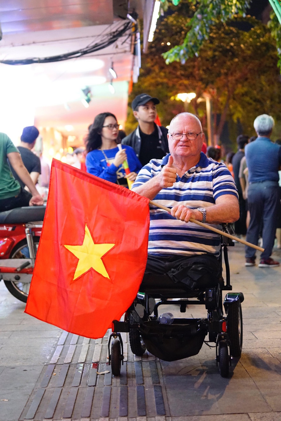 Việt Nam giữ vững tỷ số 1-0, cả nước "sôi sùng sục" cùng "chảo lửa" Mỹ Đình - 16
Graham đến từ nước Úc, một cổ động viên đặc biệt của đội tuyển Việt Nam.