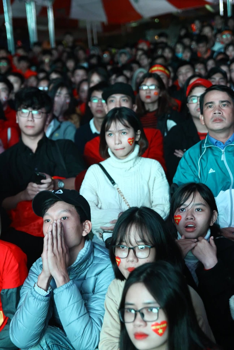 Việt Nam giữ vững tỷ số 1-0, cả nước "sôi sùng sục" cùng "chảo lửa" Mỹ Đình - 2
Lo lắng căng thẳng khi đội bạn có quả đá phạt.