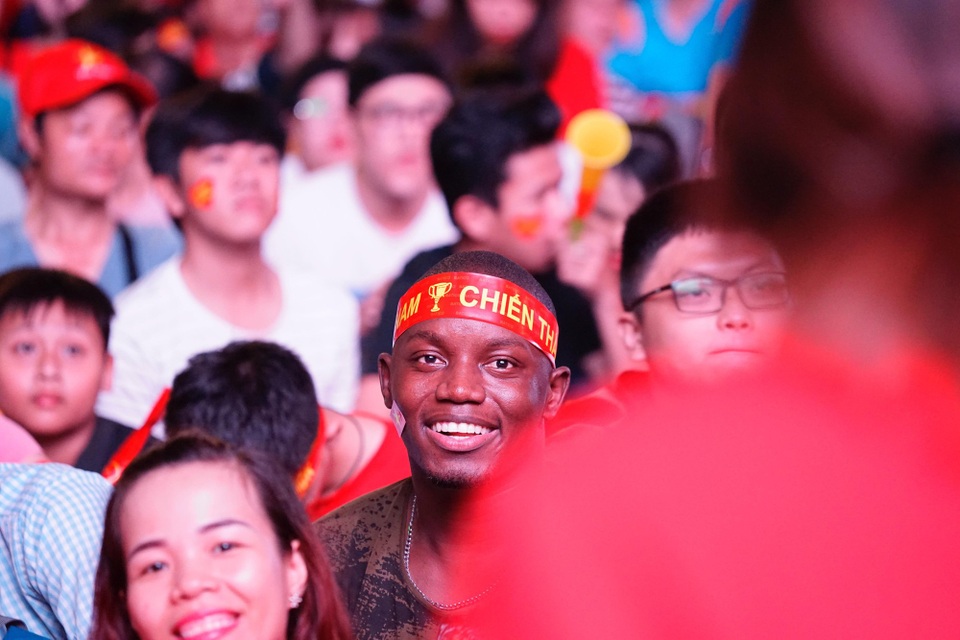 Việt Nam giữ vững tỷ số 1-0, cả nước "sôi sùng sục" cùng "chảo lửa" Mỹ Đình - 26
Tình yêu bóng đá không phân biệt màu da.
