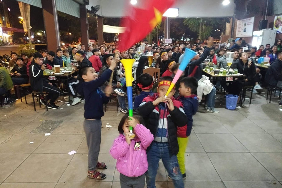 Việt Nam giữ vững tỷ số 1-0, cả nước "sôi sùng sục" cùng "chảo lửa" Mỹ Đình - 6
Không khí bóng đá tại một quán nhậu.