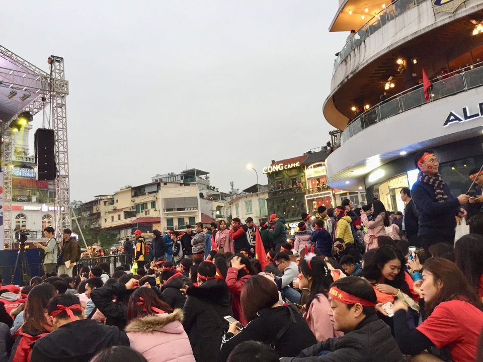 Việt Nam giữ vững tỷ số 1-0, cả nước "sôi sùng sục" cùng "chảo lửa" Mỹ Đình - 31
Hàm Cá Mập không còn chỗ trống. (Ảnh: Tiến Nguyên)