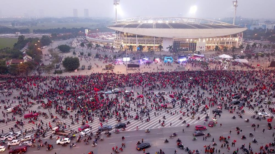 Việt Nam giữ vững tỷ số 1-0, cả nước "sôi sùng sục" cùng "chảo lửa" Mỹ Đình - 29
Khu vực trước SVĐ Mỹ Đình trước giờ bóng lăn. (Ảnh: Toàn Vũ)