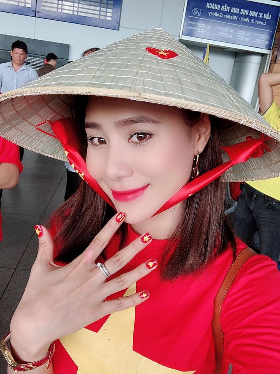 Xuân Bắc, Tự Long “nhận họ” với Đức Chinh cùng dàn sao cổ vũ tuyển Việt Nam - 8 Ở trận chung kết lượt đi, Bích Trâm cũng đã cất công bay sang Malaysia để cổ vũ đội nhà. “Kết quả 2-2 mặc dù Việt Nam dẫn trước, nhưng hiệp 2 gỡ hoà, để lại nhiều tiếc nuối cho người hâm mộ. Nhưng không sao nha, trận lượt về trên sân Mỹ ĐÌnh 15/12 này, chúng ta sẽ phục thù Malaysia lại nhé”.