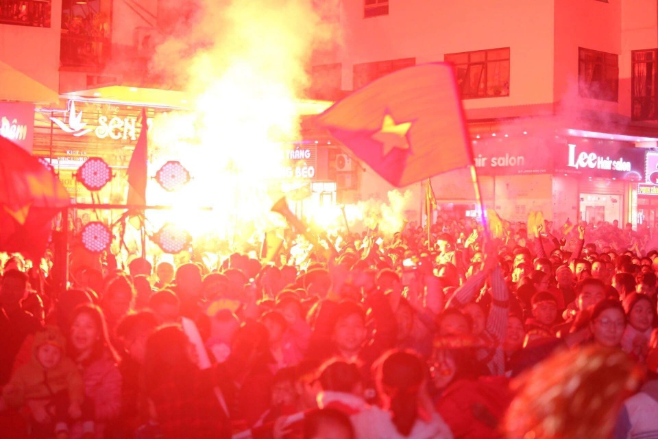 Việt Nam giữ vững tỷ số 1-0, cả nước "sôi sùng sục" cùng "chảo lửa" Mỹ Đình - 9 Việt Nam giữ vững tỷ số 1-0, cả nước "sôi sùng sục" cùng "chảo lửa" Mỹ Đình - 9