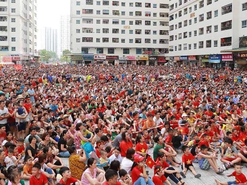 Việt Nam giữ vững tỷ số 1-0, cả nước "sôi sùng sục" cùng "chảo lửa" Mỹ Đình - 25
Biển người ở sân chung cư Linh Đàm