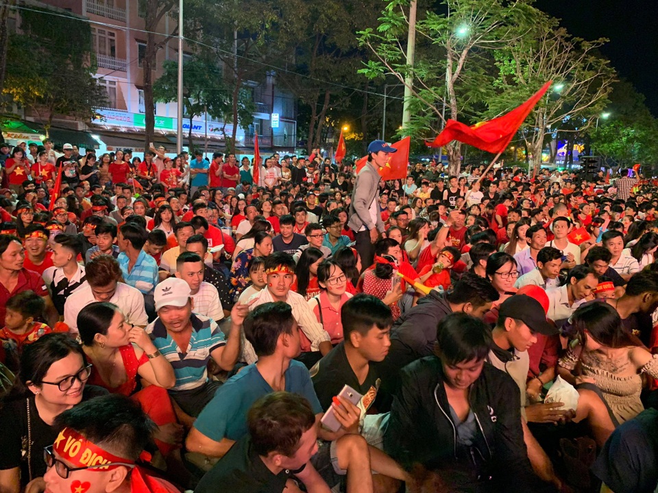 Việt Nam giữ vững tỷ số 1-0, cả nước "sôi sùng sục" cùng "chảo lửa" Mỹ Đình - 24
Không khí tại công viên Lưu Hữu Phước Cần Thơ đang cực “ nóng”, hàng ngàn người mang theo cờ, kèn trống đã đổ về đây để xem và cổ vũ cho đội tuyển.