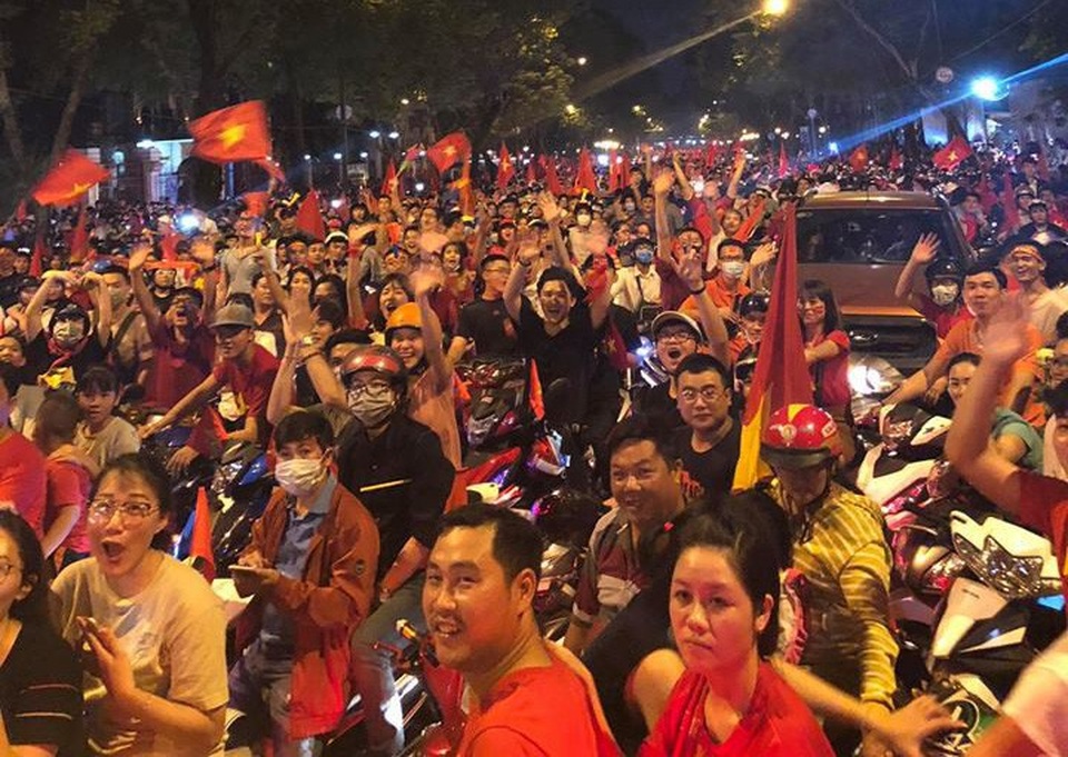 Sao Việt "đi bão" chúc mừng tuyển Việt Nam lên ngôi vô địch AFF Cup 2018 - 6
Hình ảnh người dân đi bão được nữ ca sĩ ghi lại và đăng tải