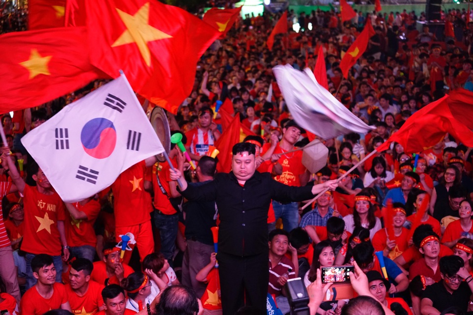 Việt Nam giữ vững tỷ số 1-0, cả nước "sôi sùng sục" cùng "chảo lửa" Mỹ Đình - 22 Việt Nam giữ vững tỷ số 1-0, cả nước "sôi sùng sục" cùng "chảo lửa" Mỹ Đình - 22