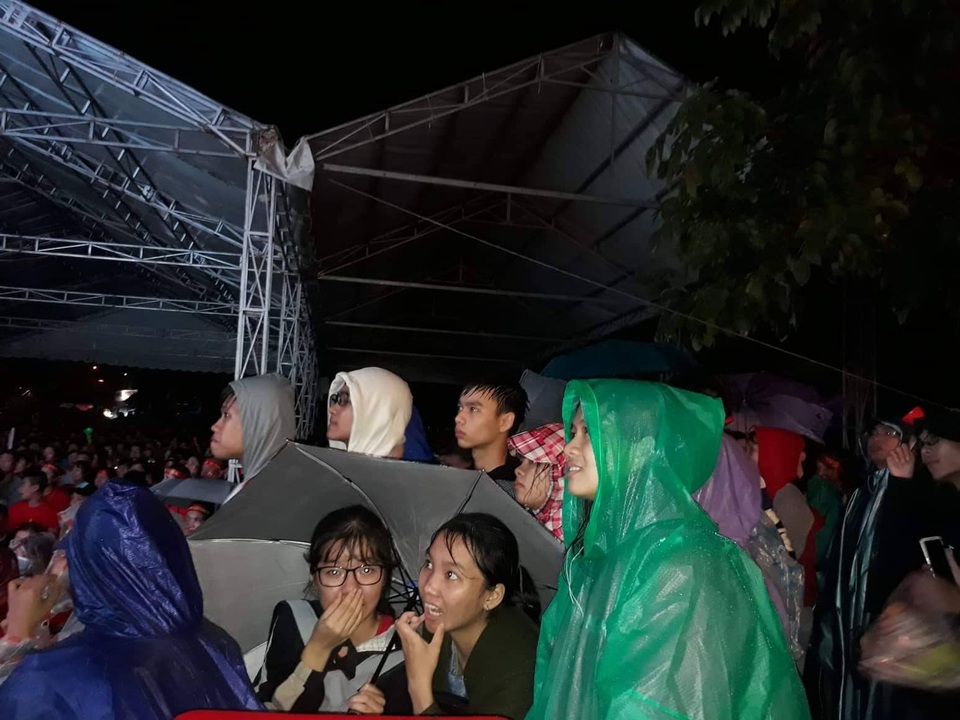 Việt Nam giữ vững tỷ số 1-0, cả nước "sôi sùng sục" cùng "chảo lửa" Mỹ Đình - 13
CĐV Hội An đội mưa cổ vũ.