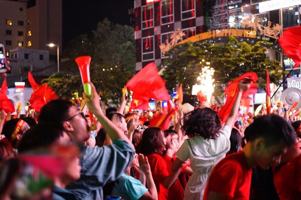 Việt Nam giữ vững tỷ số 1-0, cả nước "sôi sùng sục" cùng "chảo lửa" Mỹ Đình - 19 Việt Nam giữ vững tỷ số 1-0, cả nước "sôi sùng sục" cùng "chảo lửa" Mỹ Đình - 19