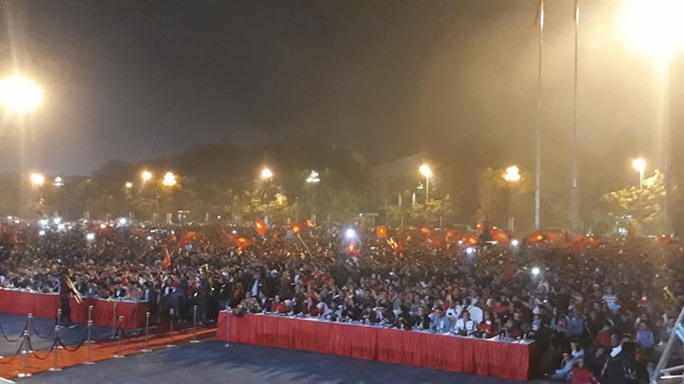 Việt Nam giữ vững tỷ số 1-0, cả nước "sôi sùng sục" cùng "chảo lửa" Mỹ Đình - 23
Quảng trường Lam Sơn, thành phố Thanh Hoá