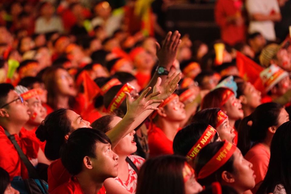 Việt Nam giữ vững tỷ số 1-0, cả nước "sôi sùng sục" cùng "chảo lửa" Mỹ Đình - 15 Việt Nam giữ vững tỷ số 1-0, cả nước "sôi sùng sục" cùng "chảo lửa" Mỹ Đình - 15