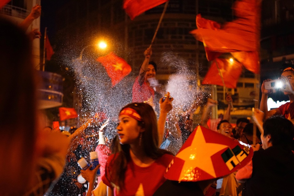 Những bức hình đỏ rực sau chiến thắng lịch sử của các chàng trai Việt Nam - 11
Sắc đỏ Sài Gòn (Ảnh: Phạm Nguyễn)