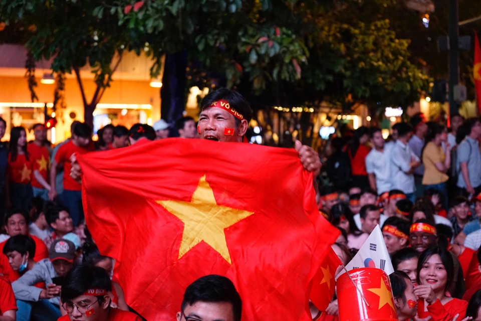 Việt Nam giữ vững tỷ số 1-0, cả nước "sôi sùng sục" cùng "chảo lửa" Mỹ Đình - 32
18h20, người hâm mộ TPHCM đã sục sôi như thể đã bước vào trận đấu. (Ảnh: Phạm Nguyễn)