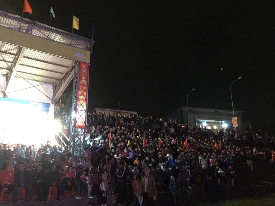 Việt Nam giữ vững tỷ số 1-0, cả nước "sôi sùng sục" cùng "chảo lửa" Mỹ Đình - 34
Sân vận động thị trấn Dùng, huyện Thanh Chương, Nghệ An.