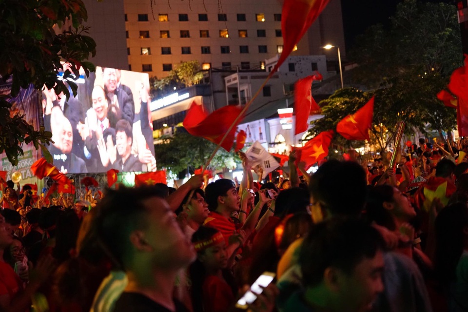 Việt Nam giữ vững tỷ số 1-0, cả nước "sôi sùng sục" cùng "chảo lửa" Mỹ Đình - 18 Việt Nam giữ vững tỷ số 1-0, cả nước "sôi sùng sục" cùng "chảo lửa" Mỹ Đình - 18