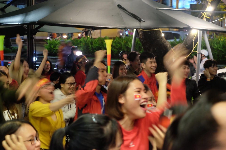 Việt Nam giữ vững tỷ số 1-0, cả nước "sôi sùng sục" cùng "chảo lửa" Mỹ Đình - 20 Việt Nam giữ vững tỷ số 1-0, cả nước "sôi sùng sục" cùng "chảo lửa" Mỹ Đình - 20