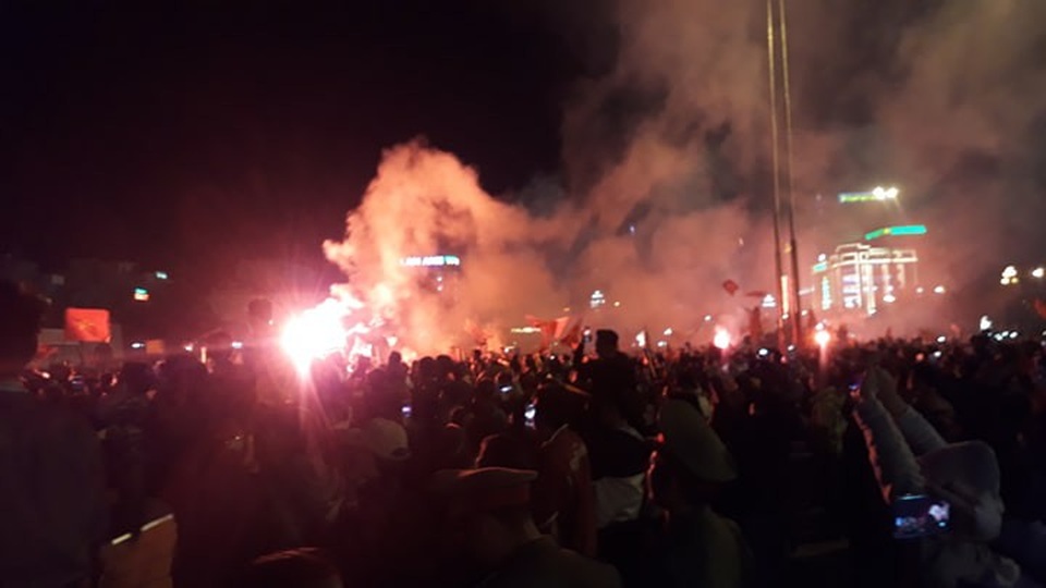 Việt Nam giữ vững tỷ số 1-0, cả nước "sôi sùng sục" cùng "chảo lửa" Mỹ Đình - 11
CĐV Thanh Hóa đốt pháo sáng sau bàn thắng đầu tiên.