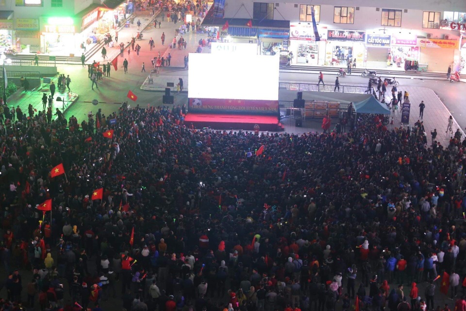 Việt Nam giữ vững tỷ số 1-0, cả nước "sôi sùng sục" cùng "chảo lửa" Mỹ Đình - 10
Màn hình lớn ở sân Linh Đàm.