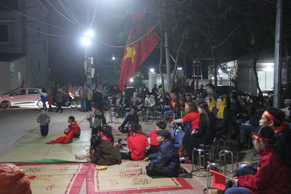 Việt Nam giữ vững tỷ số 1-0, cả nước "sôi sùng sục" cùng "chảo lửa" Mỹ Đình - 28
Không khí tại sân nhà Quang Hải (Ảnh: Đình Trường)