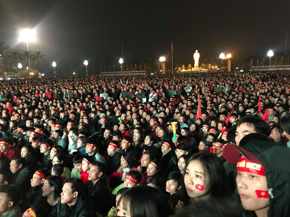 Việt Nam giữ vững tỷ số 1-0, cả nước "sôi sùng sục" cùng "chảo lửa" Mỹ Đình - 4
Quảng trường Hồ Chí Minh tại TP Vinh với hàng vạn người xem trực tiếp