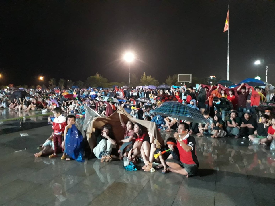 Việt Nam giữ vững tỷ số 1-0, cả nước "sôi sùng sục" cùng "chảo lửa" Mỹ Đình - 8
Quy Nhơn mưa lớn cũng không cản được các CĐV.