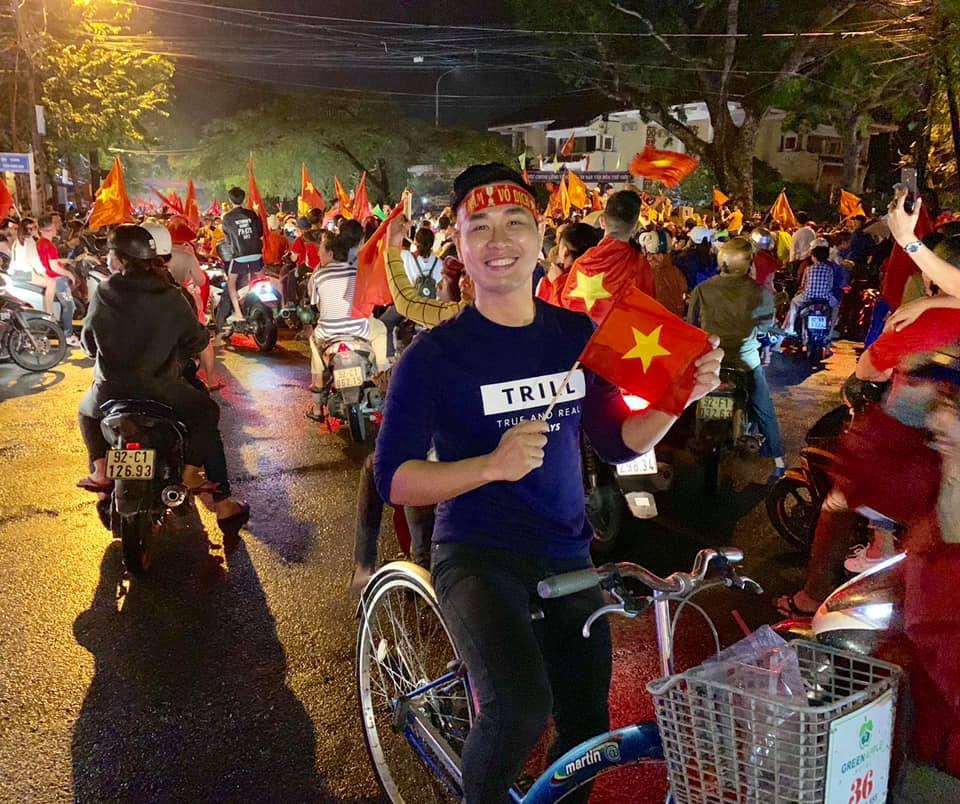 Sao Việt "đi bão" chúc mừng tuyển Việt Nam lên ngôi vô địch AFF Cup 2018 - 7
MC Nguyên Khang hòa mình vào dòng người đi bão tại Hội An bằng… xe đạp, anh vô cùng hào hứng và phấn khởi: “Một giấc mơ đã thành hiện thực. Cảm giác sung sướng tột cùng khi những người bạn nước ngoài tại Hội An quay sang và nói với mình: Chúc mừng Việt Nam, các bạn đá tốt lắm. Khang thật tự hào và sung sướng vì Việt Nam đá quá hay”.