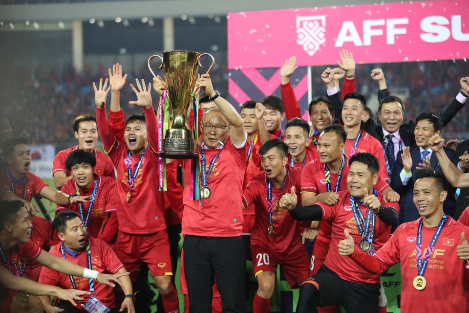 Khoảnh khắc đội tuyển Việt Nam nhận cúp vô địch AFF Cup 2018 - 4
HLV Park Hang Seo nâng cao chiếc cúp vô địch AFF Cup 2018