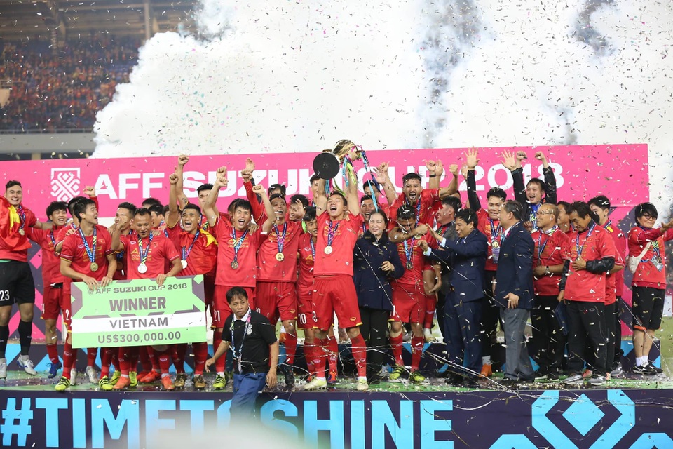 Khoảnh khắc đội tuyển Việt Nam nhận cúp vô địch AFF Cup 2018 - 2 Khoảnh khắc đội tuyển Việt Nam nhận cúp vô địch AFF Cup 2018 - 2