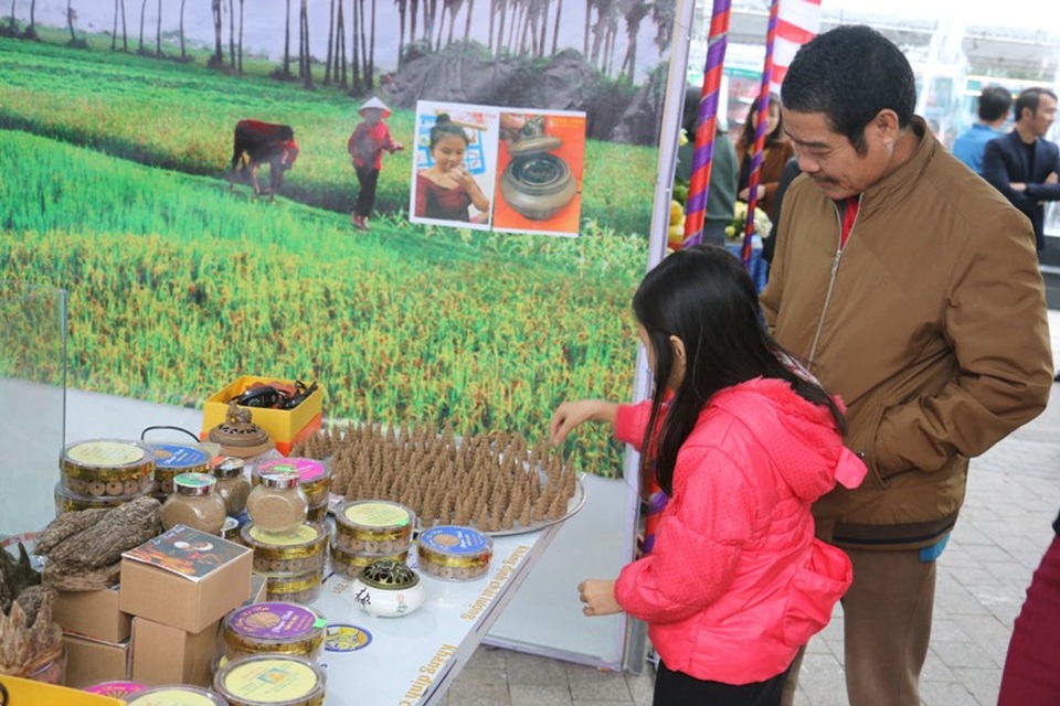 Sản vật Hà Tĩnh cùng hội tụ tại Lễ hội Cam - 14 Hàng ngàn người dân đã đổ về Lễ hội Cam để được trực tiếp thưởng thức, lựa chọn những sản vật để mua về ăn hoặc làm quà biếu. Lễ hội Cam và các sản phẩm nông nghiệp Hà Tĩnh lần thứ 2 năm 2018 sẽ kéo dài tới ngày 17/12/2018.