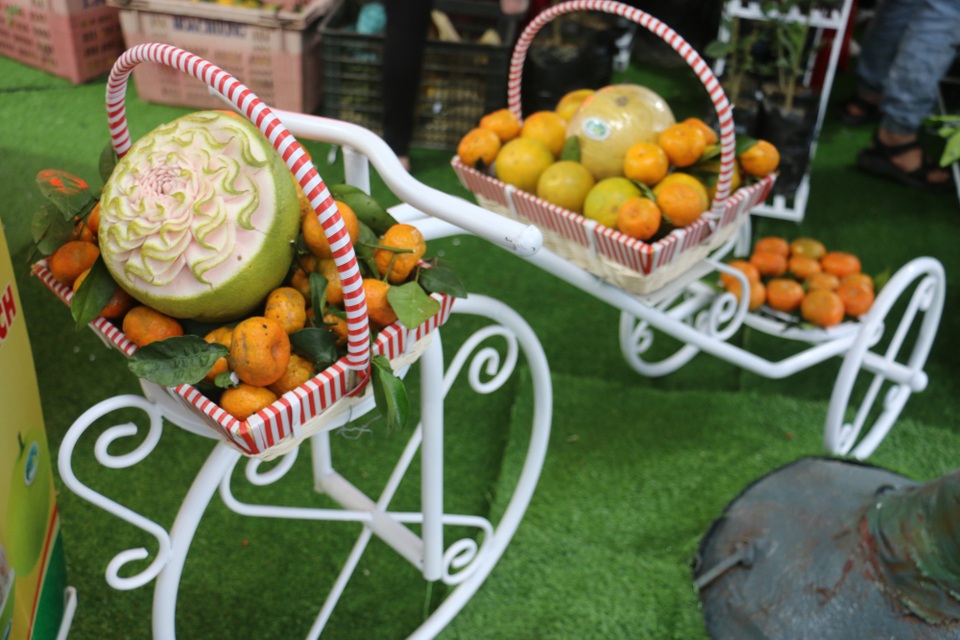 Sản vật Hà Tĩnh cùng hội tụ tại Lễ hội Cam - 10 Không chỉ quan tâm đến chất lượng, mà các gian hàng trưng bày các sản vật tại lễ hội cũng được trang trí, trình bày hết sức bắt mắt, độc đáo.