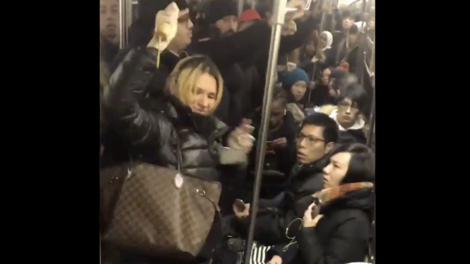 Hành khách gốc Á bị tấn công phân biệt chủng tộc trên tàu điện ngầm New York - 1
Anna Lushchinskaya dùng ô tấn công hành khách gốc Á (Ảnh chụp màn hình)
