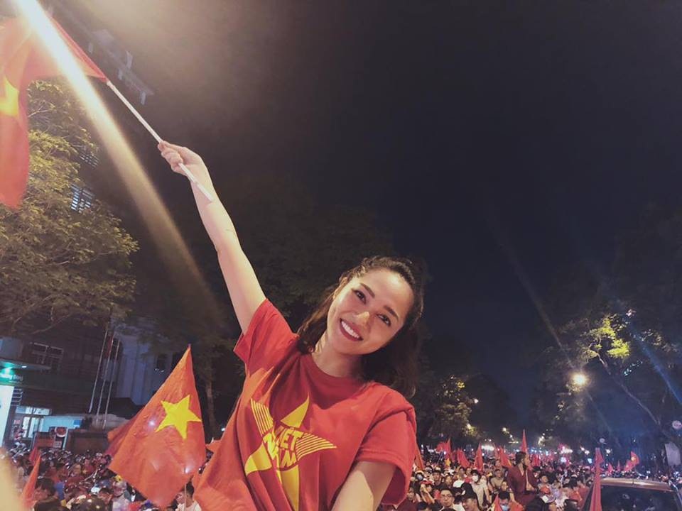Sao Việt "đi bão" chúc mừng tuyển Việt Nam lên ngôi vô địch AFF Cup 2018 - 5
Ca sĩ Bảo Anh xuống đường đi bão cùng đông đảo người dân thành phố, cô viết: “ Hôm nay bắt thẻ vàng cầu thủ tôi, nhiều quá đáng nhá, nhưng không sao cờ đỏ vẫn bay ngợp trời nha các Bác ơiiiiii”.