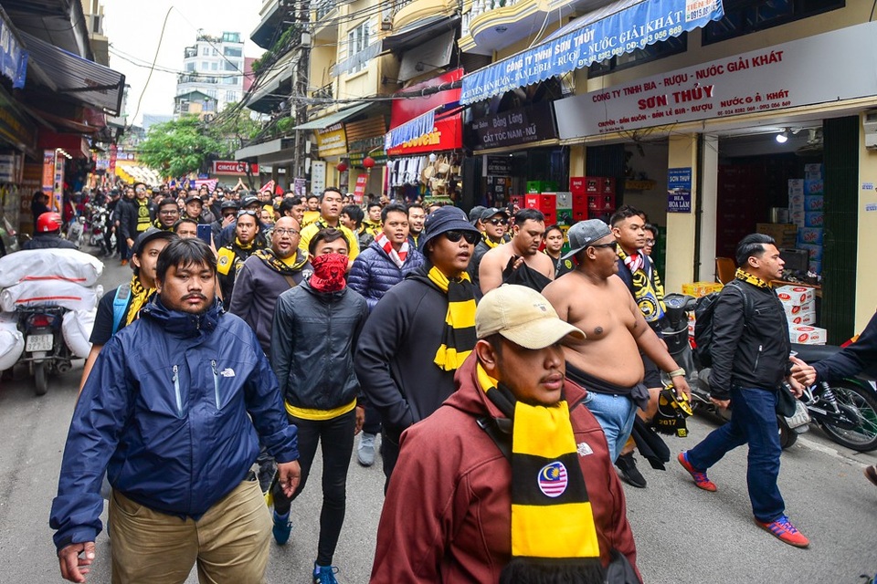 CĐV Malaysia diễu hành trước trận chung kết lượt về AFF Cup 2018 - 6 Dọc tuyến phố Chợ Gạo, CĐV Malaysia hò hét vang cả tuyến phố.
