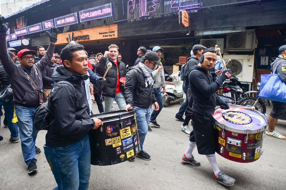 CĐV Malaysia diễu hành trước trận chung kết lượt về AFF Cup 2018 - 4 Dàn trống cổ động hùng hậu tiến về chảo lửa Mỹ Đình.