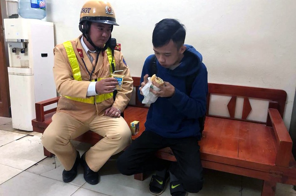 CSGT Hà Nội giúp đỡ thiếu niên Ê Đê bị trộm đồ, lạc đường - 1 Tổ công tác Đội CSGT số 6 đưa em Long về trụ sở, cho ăn uống để lại sức.