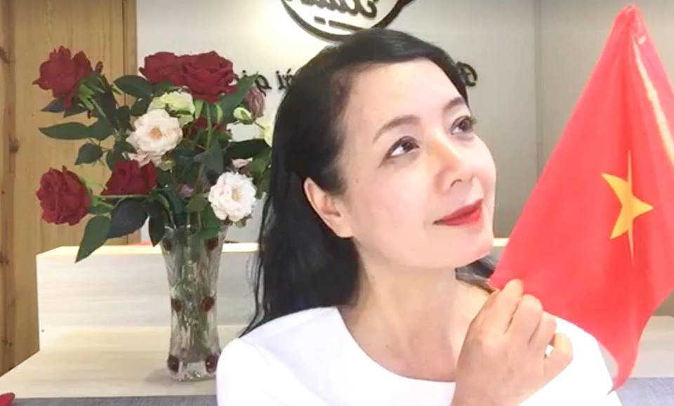 Xuân Bắc, Tự Long “nhận họ” với Đức Chinh cùng dàn sao cổ vũ tuyển Việt Nam - 3 NSƯT Chiều Xuân tiếp tục cổ vũ tuyển Việt Nam sau màn “đi bão” tạo dấu ấn đặc biệt trên mạng xã hội.