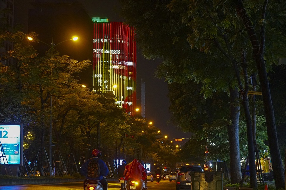 
Tòa nhà ở ngã tư Huỳnh Thúc Kháng – Láng Hạ bao phủ bởi màu cờ đỏ sao vàng bằng đèn led.
