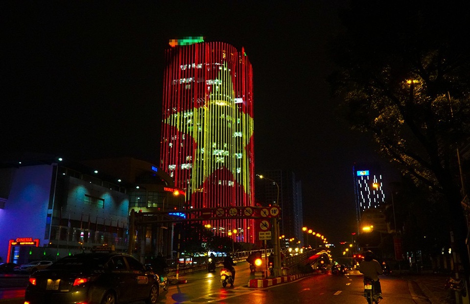 
Tòa nhà rực rỡ trong đêm, có thể nhìn thấy từ rất xa.
