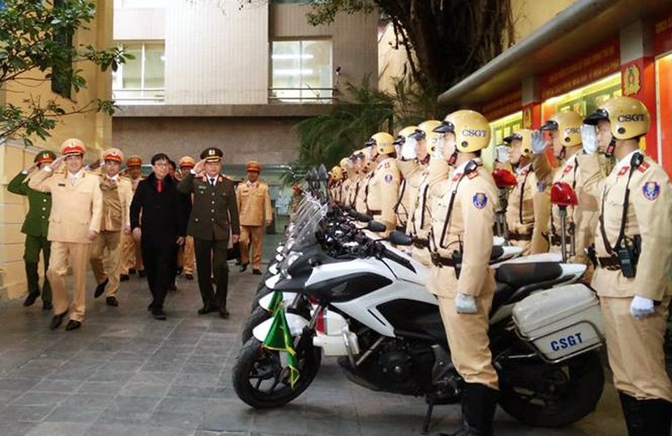 Lãnh đạo Cục Cảnh sát giao thông và Công an TP Hà Nội kiểm tra, động viên các chiến sĩ làm nhiệm vụ.