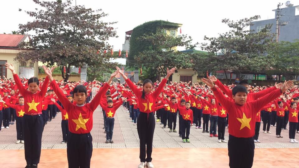 Hàng nghìn học sinh “tiếp lửa” ĐT Việt Nam trước trận chung kết AFF Cup - 5 Khoảng 600 học sinh khối 4, 5 Trường tiểu học Đằng Hải, Hải Phòng cùng hô vang Việt Nam chiến thắng trước trận lượt về chung kết AFF Cup.