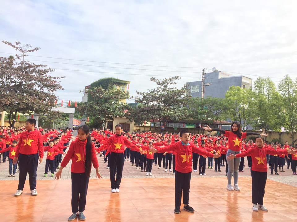 Hàng nghìn học sinh “tiếp lửa” ĐT Việt Nam trước trận chung kết AFF Cup - 6
Học sinh Trường tiểu học Đằng Hải thể hiện lòng yêu đội tuyển, yêu Tổ quốc.