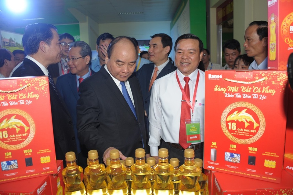 An Giang thu hút 26 dự án, tổng vốn đầu tư trên 27.000 tỷ đồng - 1 Thủ tướng Nguyễn Xuân Phúc tham quan các gian hàng trưng bày tại Hội nghị xúc tiến đầu tư tỉnh An Giang diễn ra vào sáng 15/12