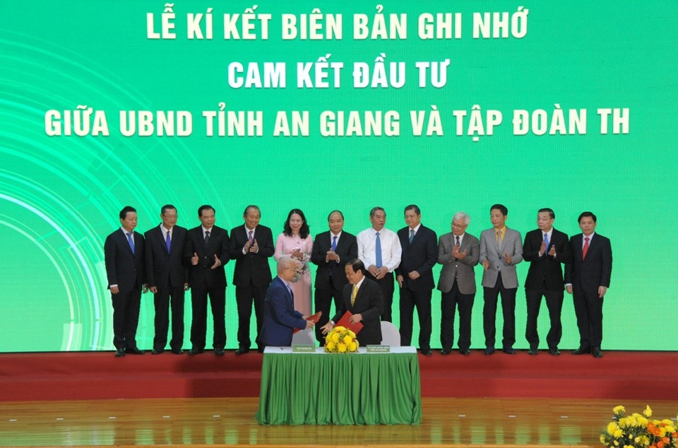 An Giang thu hút 26 dự án, tổng vốn đầu tư trên 27.000 tỷ đồng - 2 Dịp này, lãnh đạo tỉnh An Giang đã trao quyết định chủ trương đầu tư cho 26 dự án với tổng mức đầu tư trên 27. 600 tỷ đồng