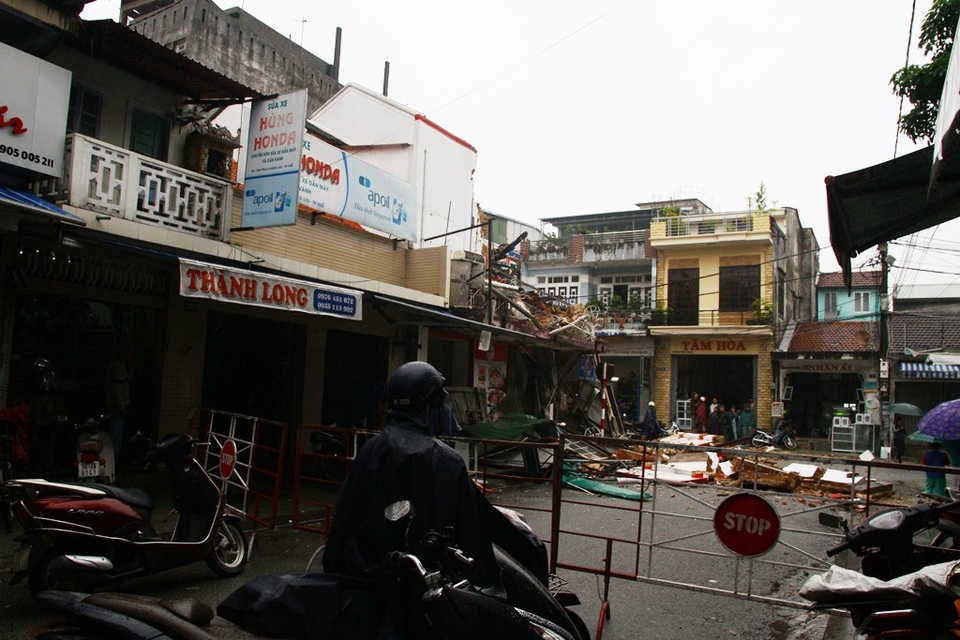 Hiện trường kinh hoàng nơi ngôi nhà cổ đổ sập trong đêm - 10 2 đầu đường Mai Thúc Loan và Phan Đăng Lưu được chắn lại