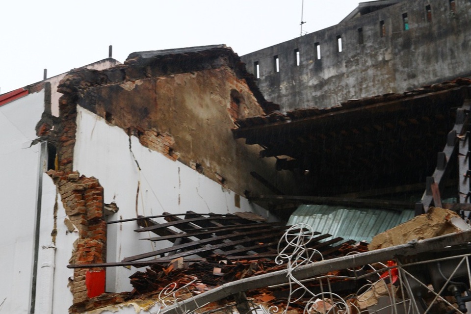 Hiện trường kinh hoàng nơi ngôi nhà cổ đổ sập trong đêm - 11 
Ngôi nhà theo lời kể đã bị sập phần tường tầng 2 trước, kéo hệ mái đổ sập theo