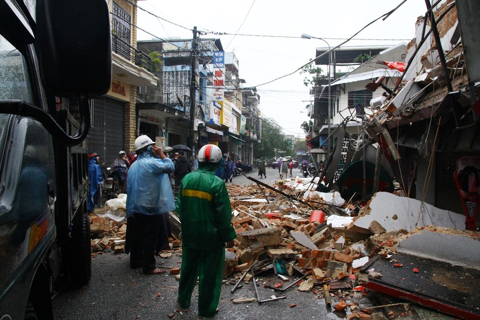 Hiện trường kinh hoàng nơi ngôi nhà cổ đổ sập trong đêm - 12 Chuẩn bị dọn dẹp hiện trường ngay trong ngày